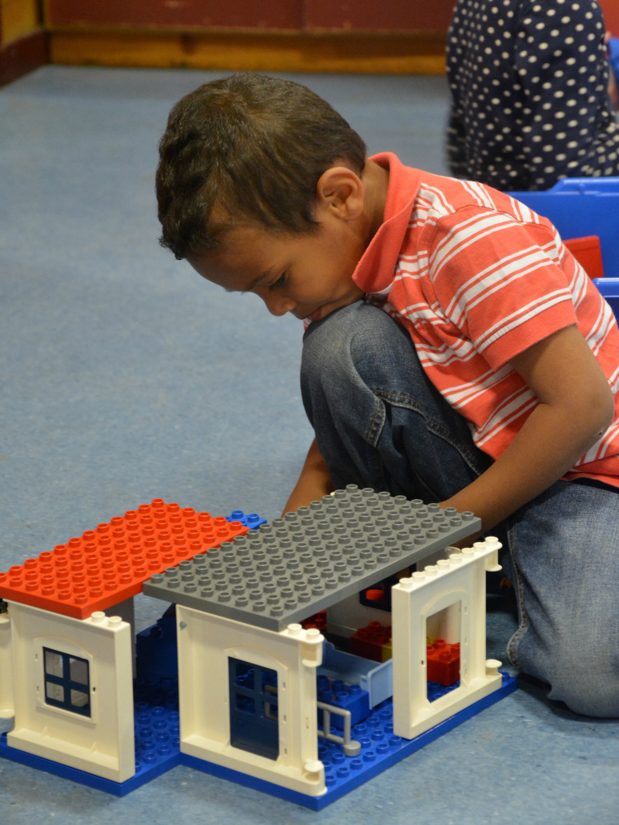 Gutt bygger lego